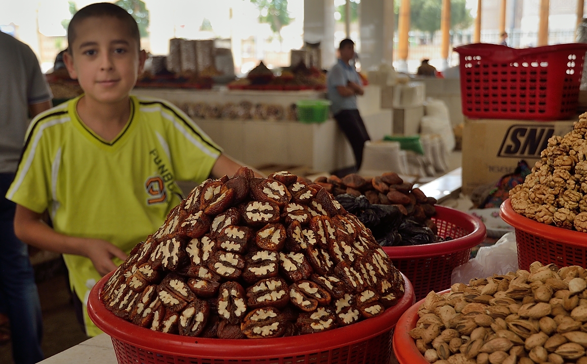 Tadjikistan-J05-2012-07-26-101-Samarcande.jpg - A local speciality, Dried abricots filled with walnuts ... they are really good and beautiful