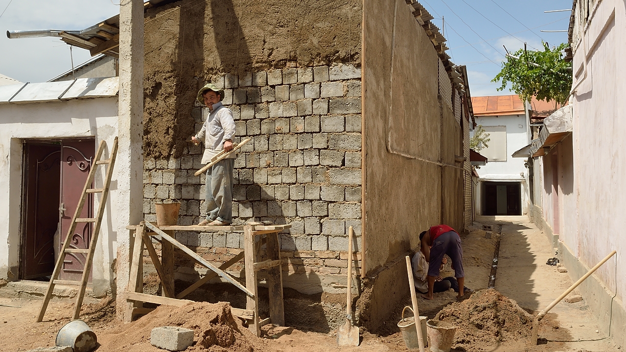 Tadjikistan-J05-2012-07-26-110-Samarcande.jpg - Renovation work in the narrow roads in the market area