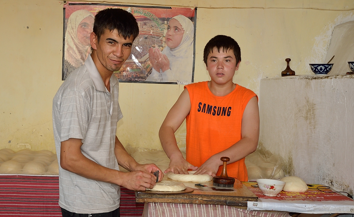 Tadjikistan-J05-2012-07-26-117-Samarcande.jpg - Shaping the bread  and the final touch, the stamp of the bakery