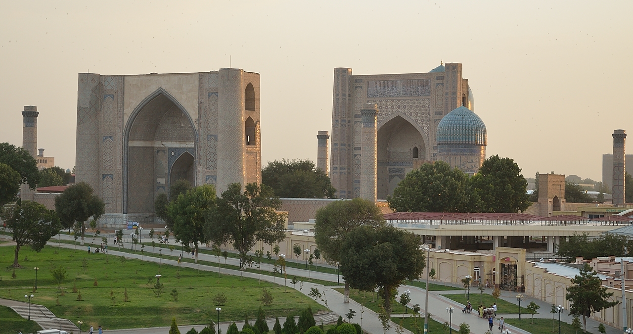 Tadjikistan-J05-2012-07-26-122-Samarcande.jpg - The Bibi-Khanym Mosque seen from the cimetery