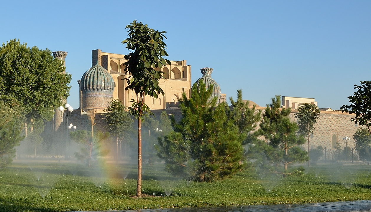 Tadjikistan-J06-2012-07-27-002-Samarcande.jpg - The parks around the Registan in the early morning
