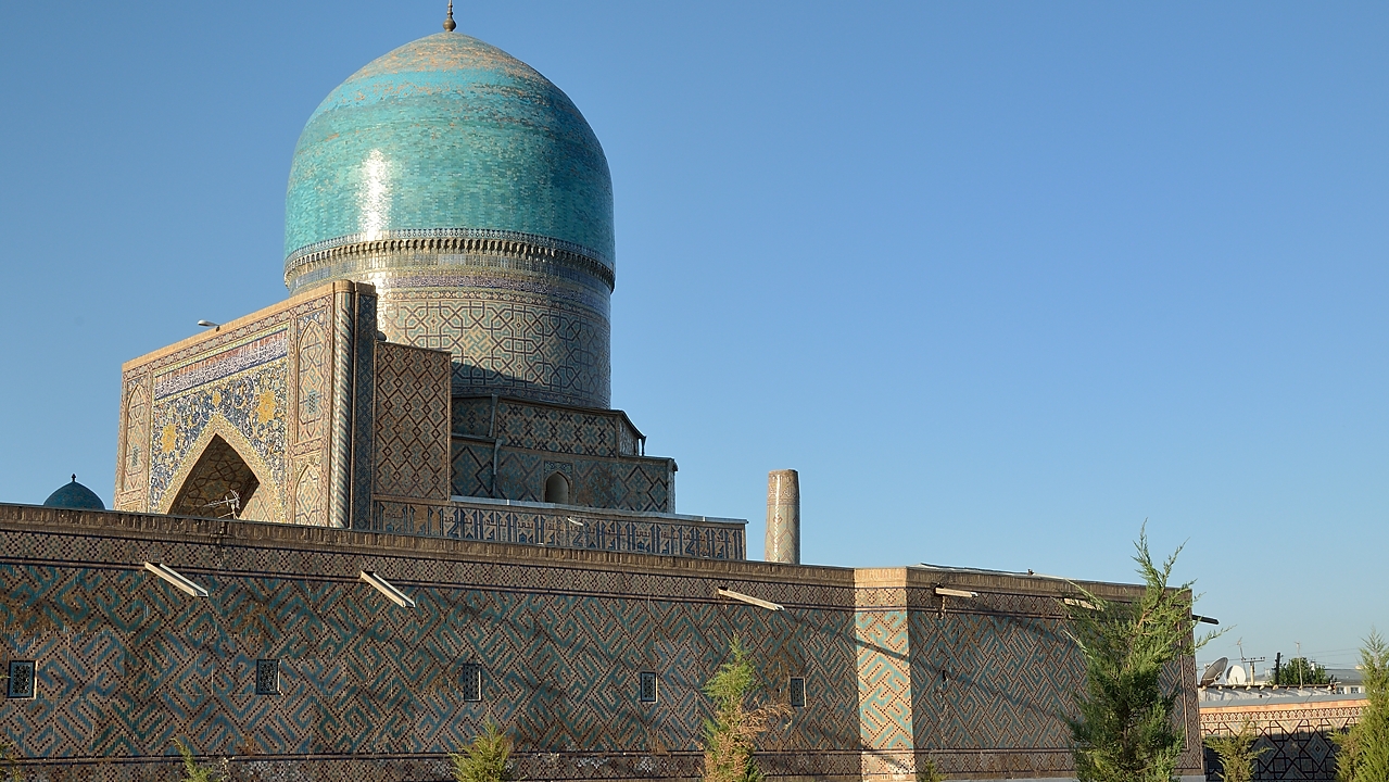 Tadjikistan-J06-2012-07-27-003-Samarcande.jpg - Approaching the Registan ... seen from "behind"