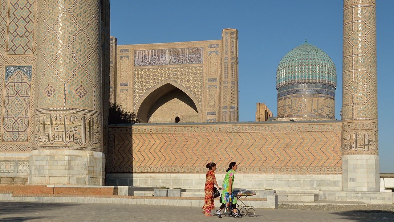 Tadjikistan-J06-2012-07-27-005-Samarcande.jpg - In the early morning: transporting merchandise to the market