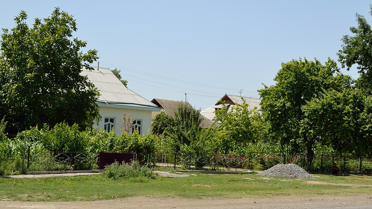 Tadjikistan-J07-2012-07-28-001-GulistonBekobod.jpg - Countryside outside Gulistan: very similar general architecture as in Georgia