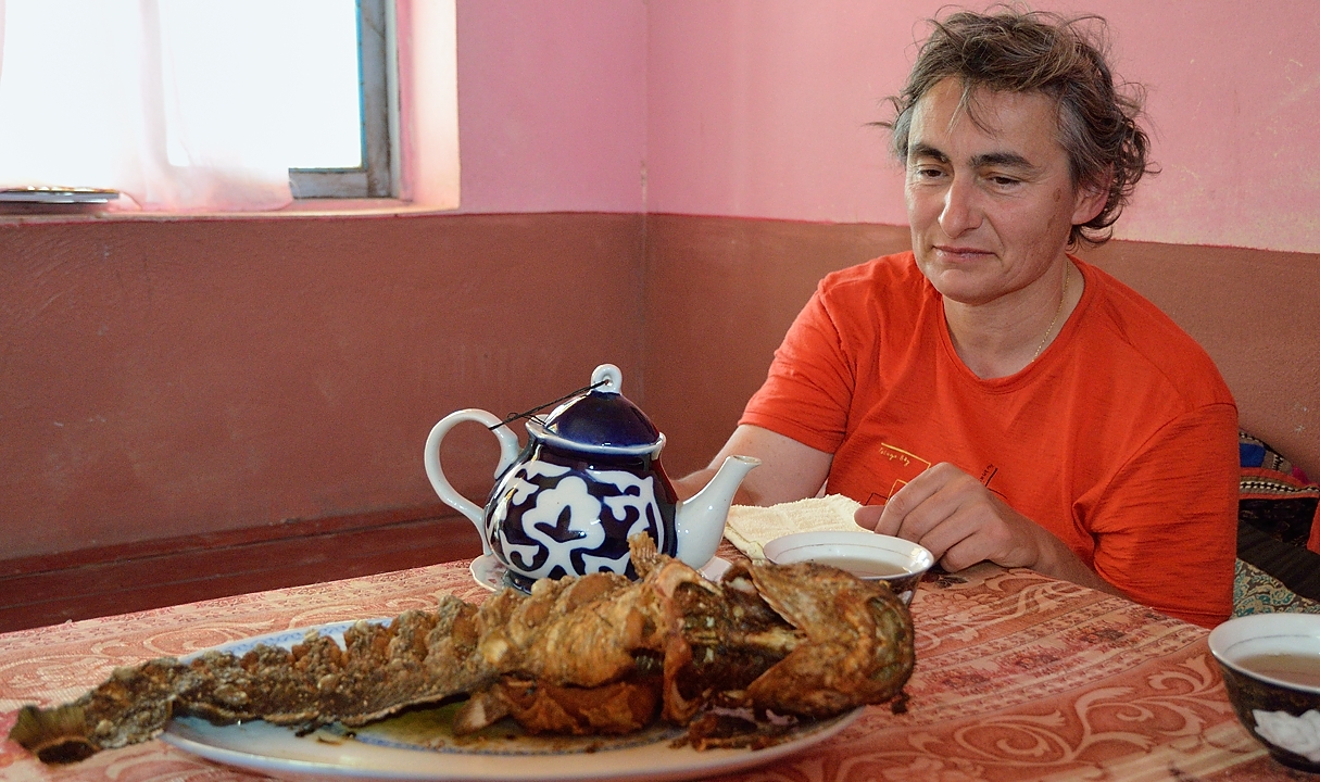 Tadjikistan-J07-2012-07-28-002-GulistonBekobod.jpg - A bit of shadow in tchaikhana for lunch : the fish is terrible, a somewhat muddy taste and cooked in oil