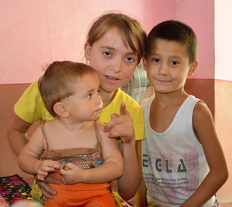 Tadjikistan-J07-2012-07-28-004-GulistonBekobod.jpg - The kids ask us to take picture... of course