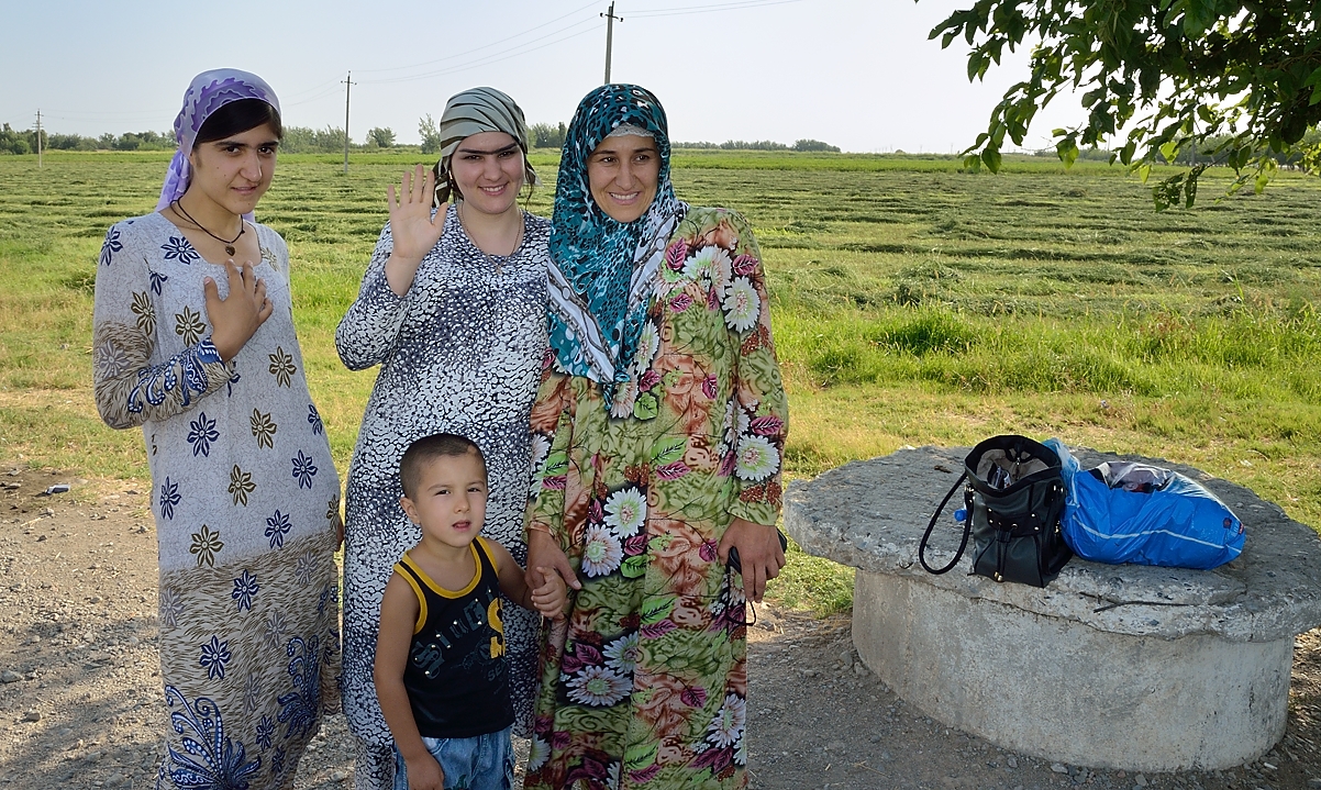 Tadjikistan-J08-2012-07-29-003-BekobodBuston.jpg - In Tajikistan, on the  "motorway", women waiting for the bus and asking us to take pictures