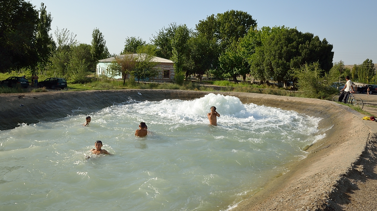 Tadjikistan-J08-2012-07-29-007-BekobodBuston.jpg - Buston, the first (small) city in Tajikistan --- water for irrigation and for the pleasure of the youngsters