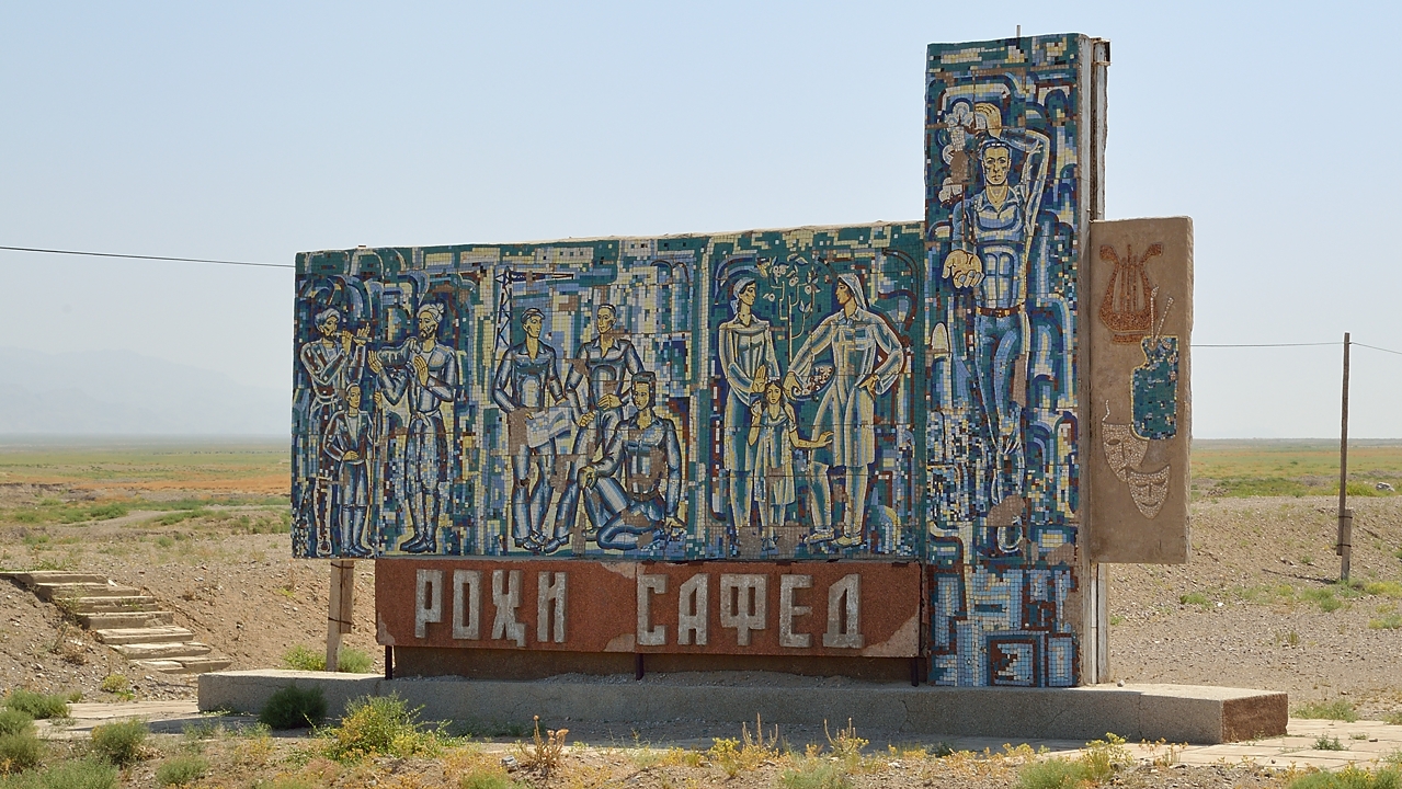 Tadjikistan-J09-2012-07-30-001-BustonKhujand.jpg - Memory of the soviet past