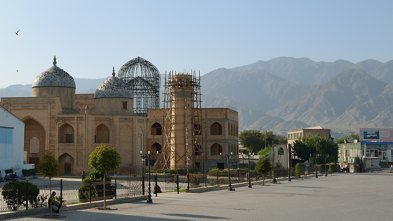 Tadjikistan-J09-2012-07-30-023-BustonKhujand.jpg -  ... and opposit to the bazar, the old mosque (under restauration) ...
