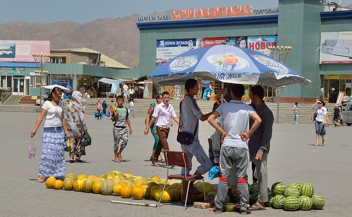 Tadjikistan-J10-2012-07-31-005-KhujandNov.jpg -  ... water melons are everywhere ...