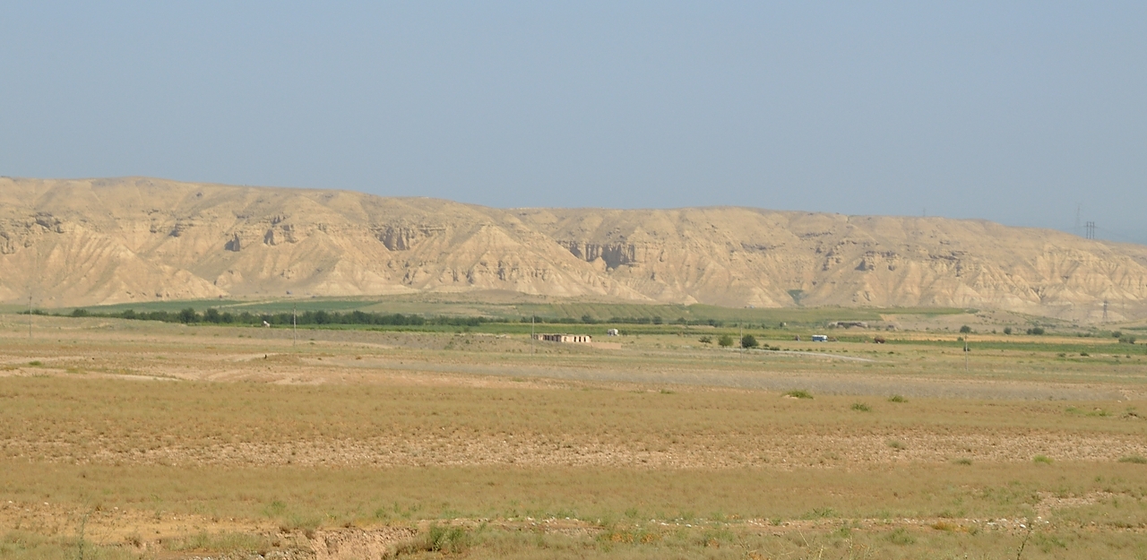 Tadjikistan-J11-2012-08-01-005-NovIstarafshan.jpg - A hot and dry day, and moreover we have to face the wind