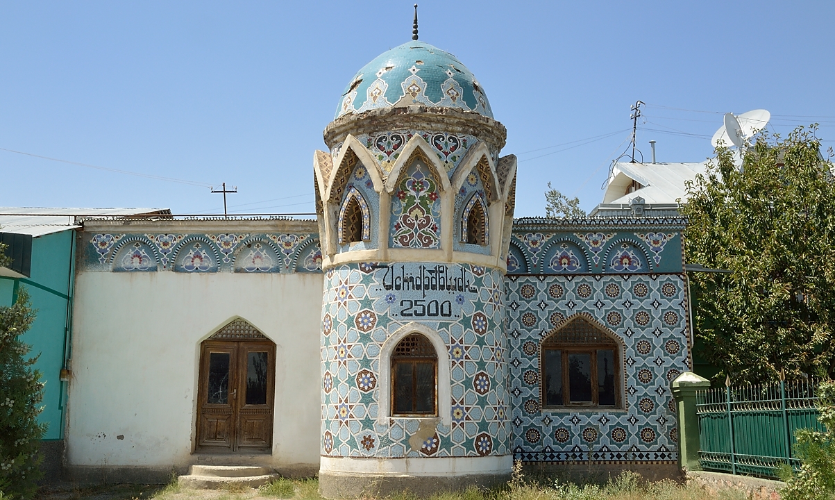Tadjikistan-J11-2012-08-01-011-NovIstarafshan.jpg - A mosque at the entry of Istaravshan (it is written Istaravshan 2500, for the anniversary of the city)
