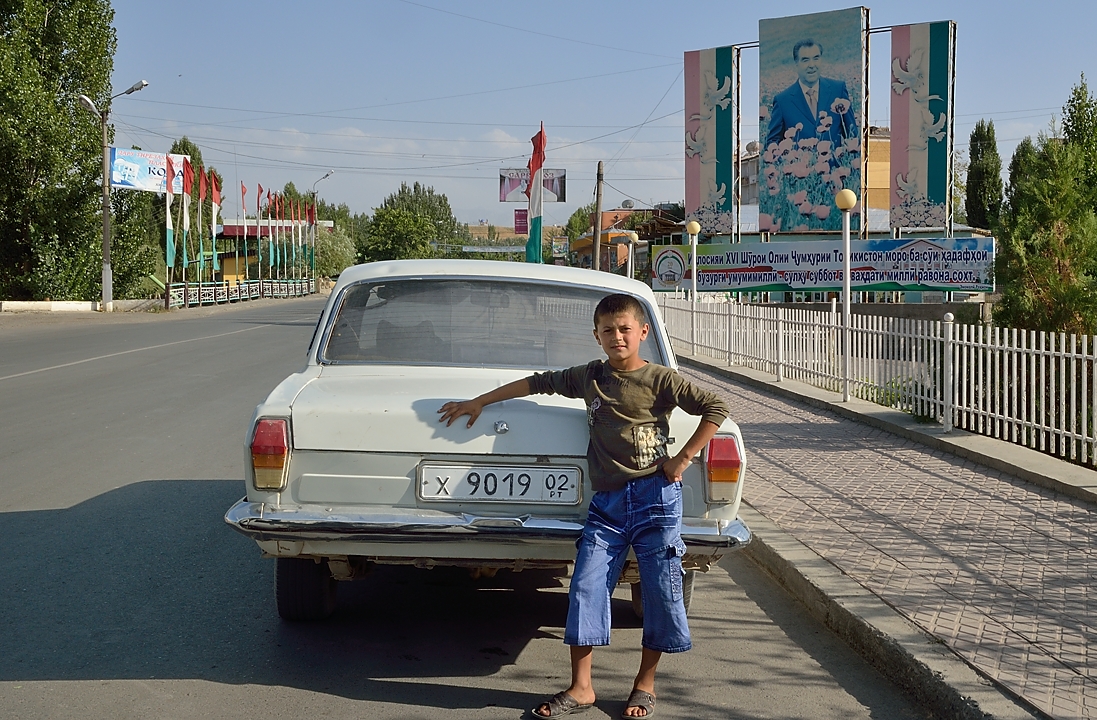 Tadjikistan-J11-2012-08-01-012-NovIstarafshan.jpg - He wants us to take a photo