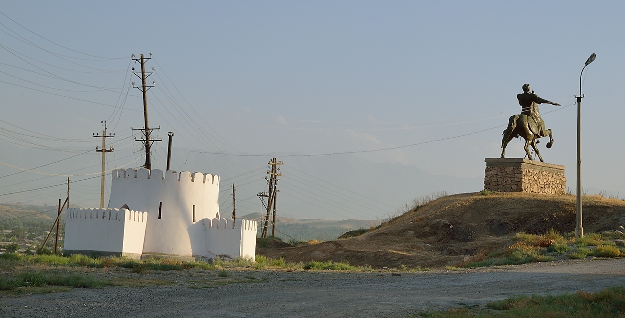 Tadjikistan-J11-2012-08-01-013-NovIstarafshan.jpg - Climbing up  the Mug Tepe hill a bit outside the city ...