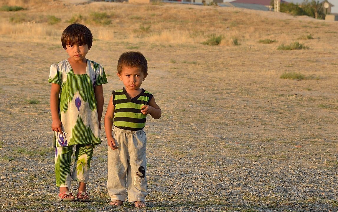 Tadjikistan-J11-2012-08-01-024-NovIstarafshan.jpg - Kids living around the fortress