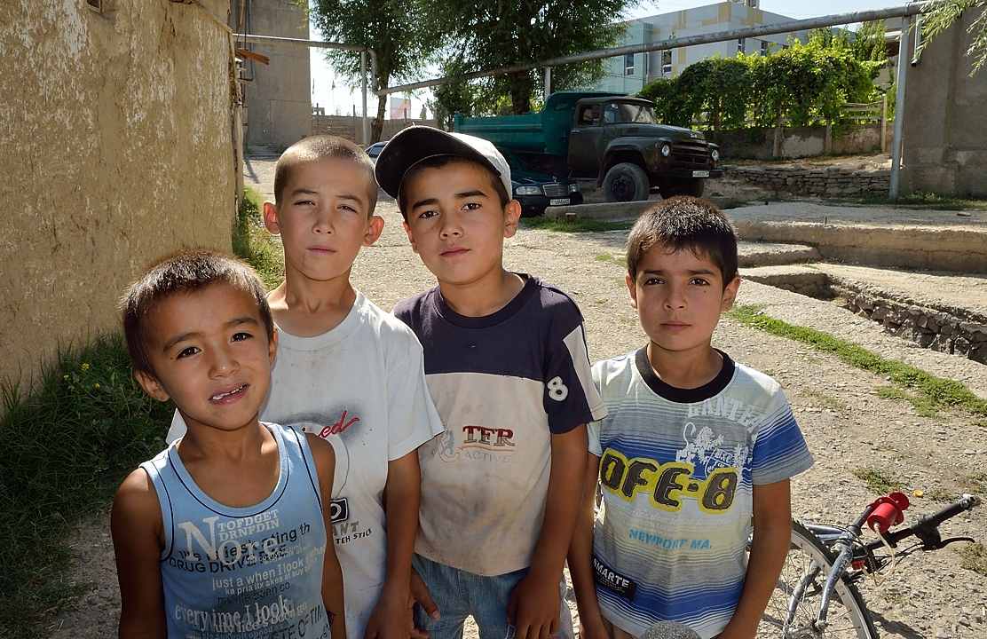 Tadjikistan-J12-2012-08-02-001-IstarafShakristo.jpg -  ... accompanied by a swarm of kids ...