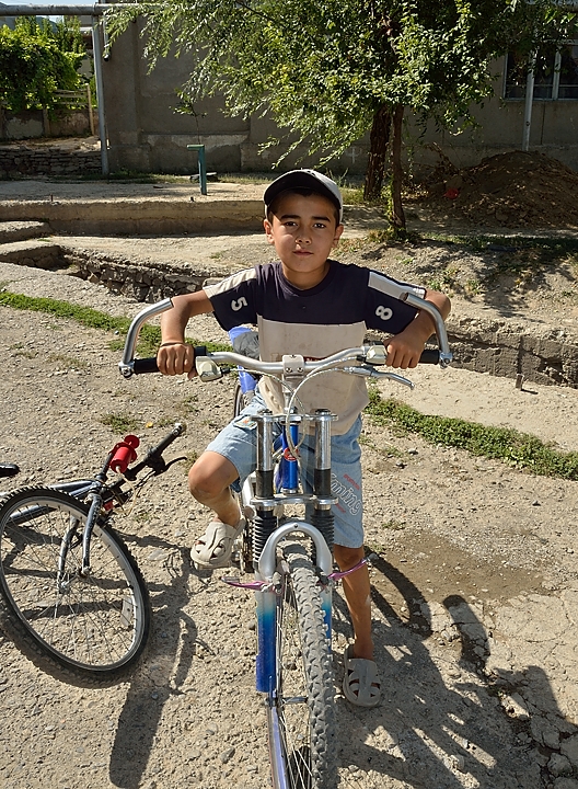 Tadjikistan-J12-2012-08-02-003-IstarafShakristo.jpg -  ... who have their own bikes, but admire ours (especially the GPS) and want to ride them  ...