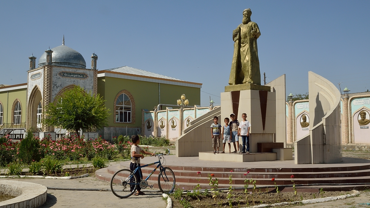 Tadjikistan-J12-2012-08-02-005-IstarafShakristo.jpg -  ...