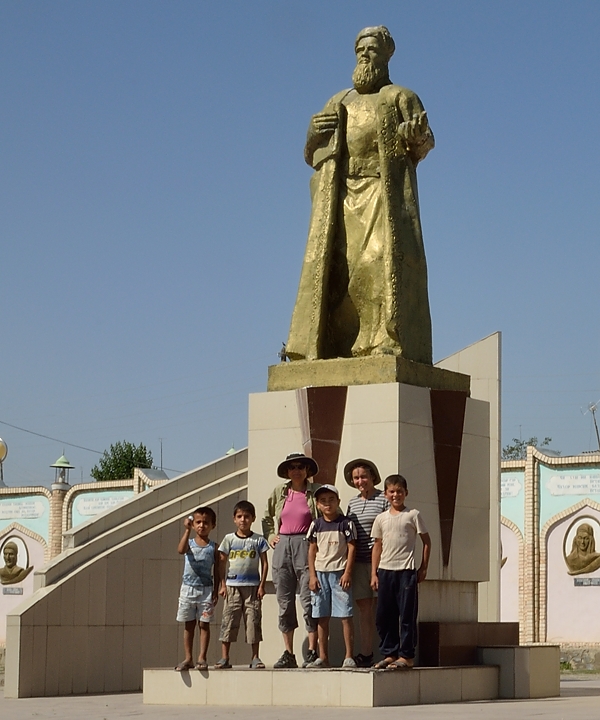 Tadjikistan-J12-2012-08-02-007-IstarafShakristo.jpg -  ... and to take photos with our camaras