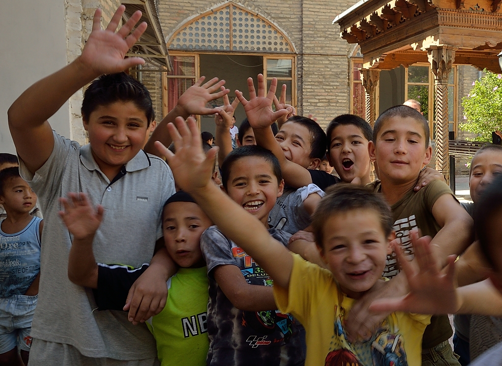 Tadjikistan-J12-2012-08-02-015-IstarafShakristo.jpg - Then we visit a madrassa where the kids have just a short break: difficult, everyone wants to be on the picture ...