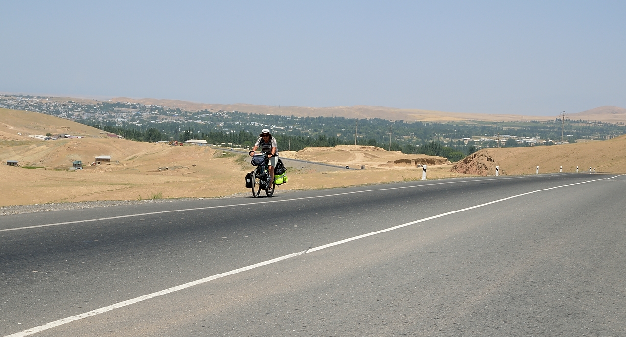 Tadjikistan-J12-2012-08-02-035-IstarafShakristo.jpg - Just leaving Istaravshan on the still beautiful road --- there is less wind today and we are gaining altitude. Here at a hilltop ...