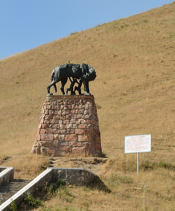 Tadjikistan-J13-2012-08-03-006-ShakristoPiedCol.jpg - After about 2km on the road, we meet Romulus and Remus in Tajikistan: a memorial for the influence of the Greek/Roman culture on the history in Central Asia (such representations have apparently been found during excavations in the region) ... note that it is visible on google, at the intersection with a smaller road leading into the mountains and finally to Kalininbad