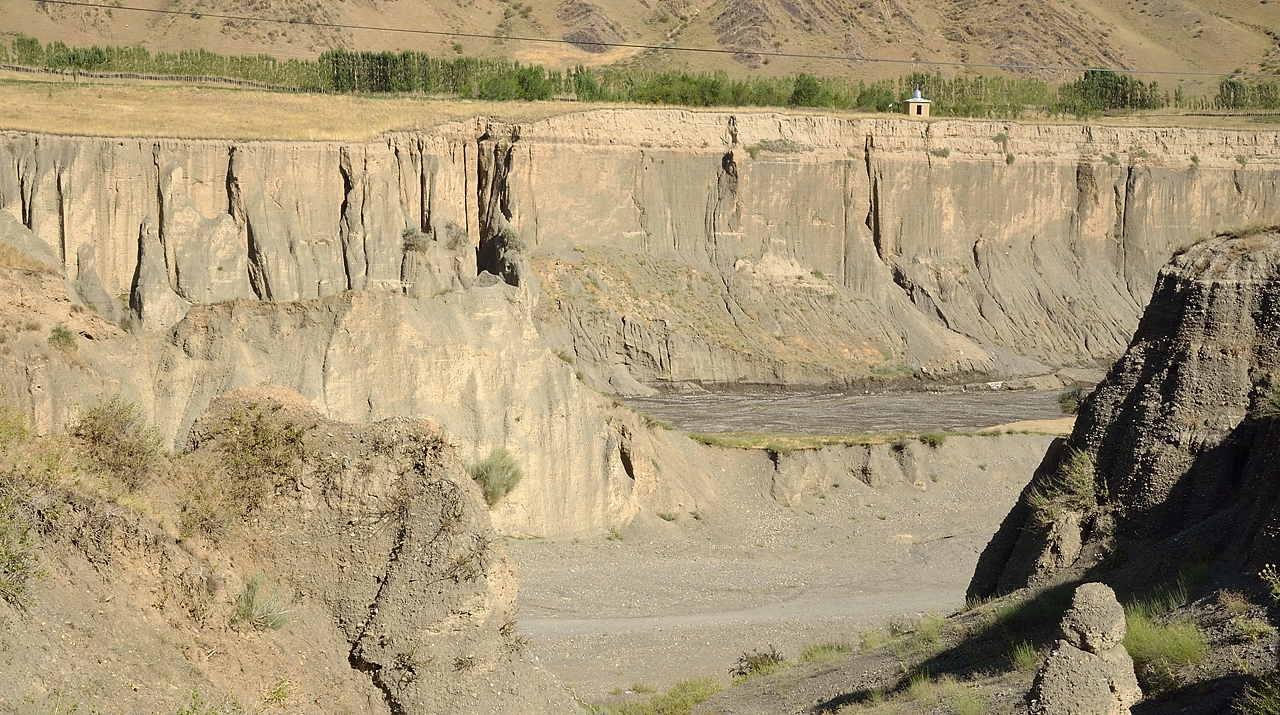 Tadjikistan-J13-2012-08-03-007-ShakristoPiedCol.jpg -  ... almost at the same place (also visible on google)
