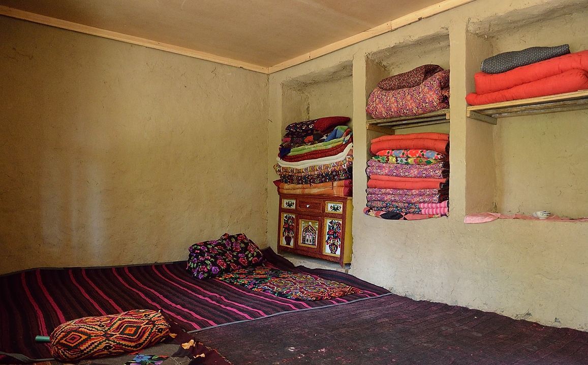 Tadjikistan-J13-2012-08-03-023-ShakristoPiedCol.jpg - A detour to the Buragen village where we want to buy some food; we only get some fresh water from the owner of this home