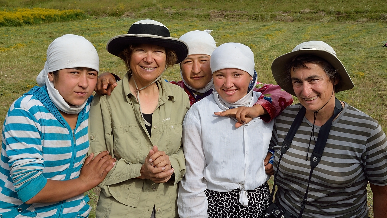 Tadjikistan-J13-2012-08-03-049-ShakristoPiedCol.jpg - And all of them want a photo together with us, of course