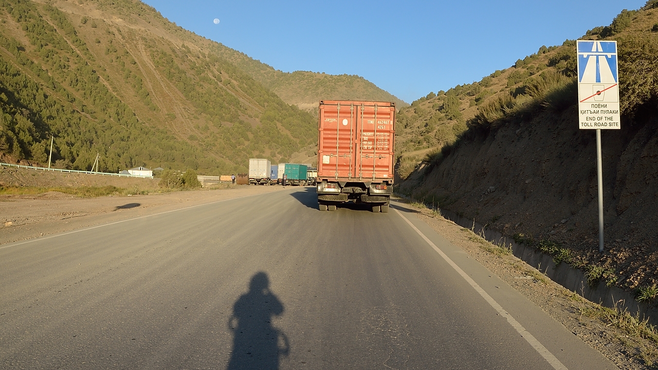 Tadjikistan-J14-2012-08-04-001-ShakriZarafshan.jpg - The next day: we start at 6 in the morning with the idea to escape the trucks, but there is already a huge queue that we pass here but that will start right after us the long ascent on the dirt road )-: