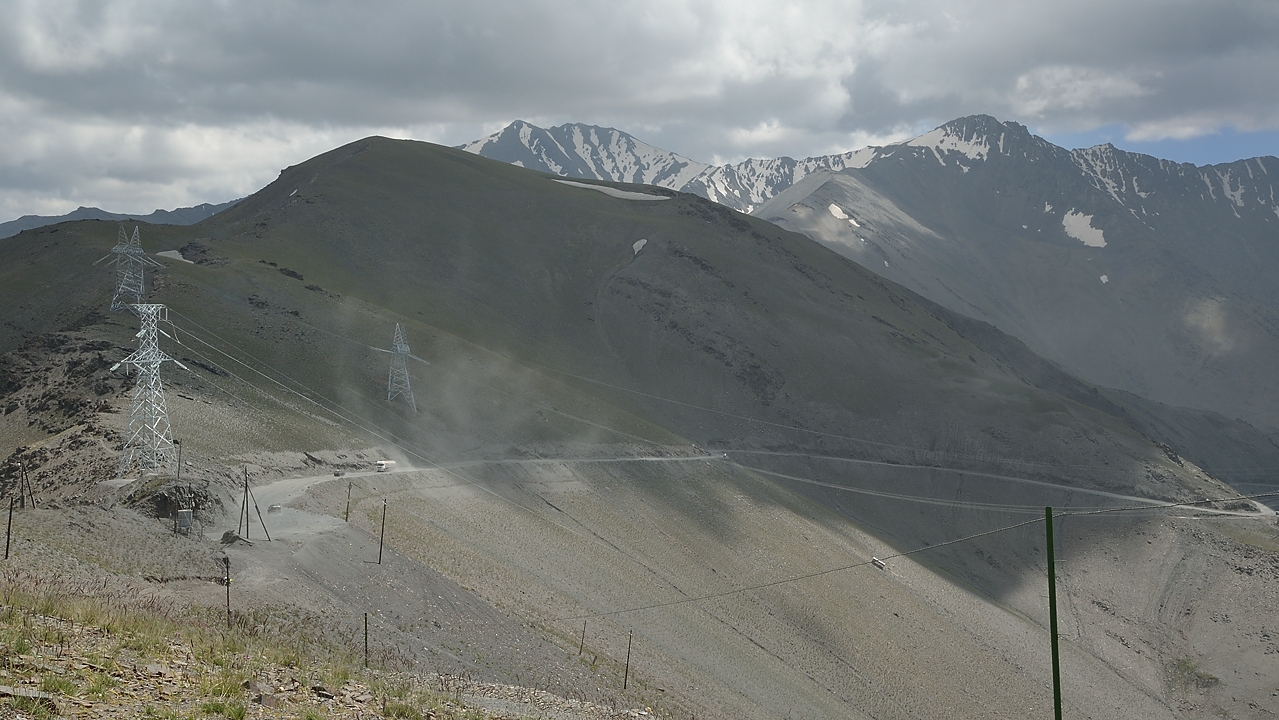 Tadjikistan-J14-2012-08-04-012-ShakriZarafshan.jpg - View from the pass on the extremely dusty descent, we hide our cameras deep in our bags ....