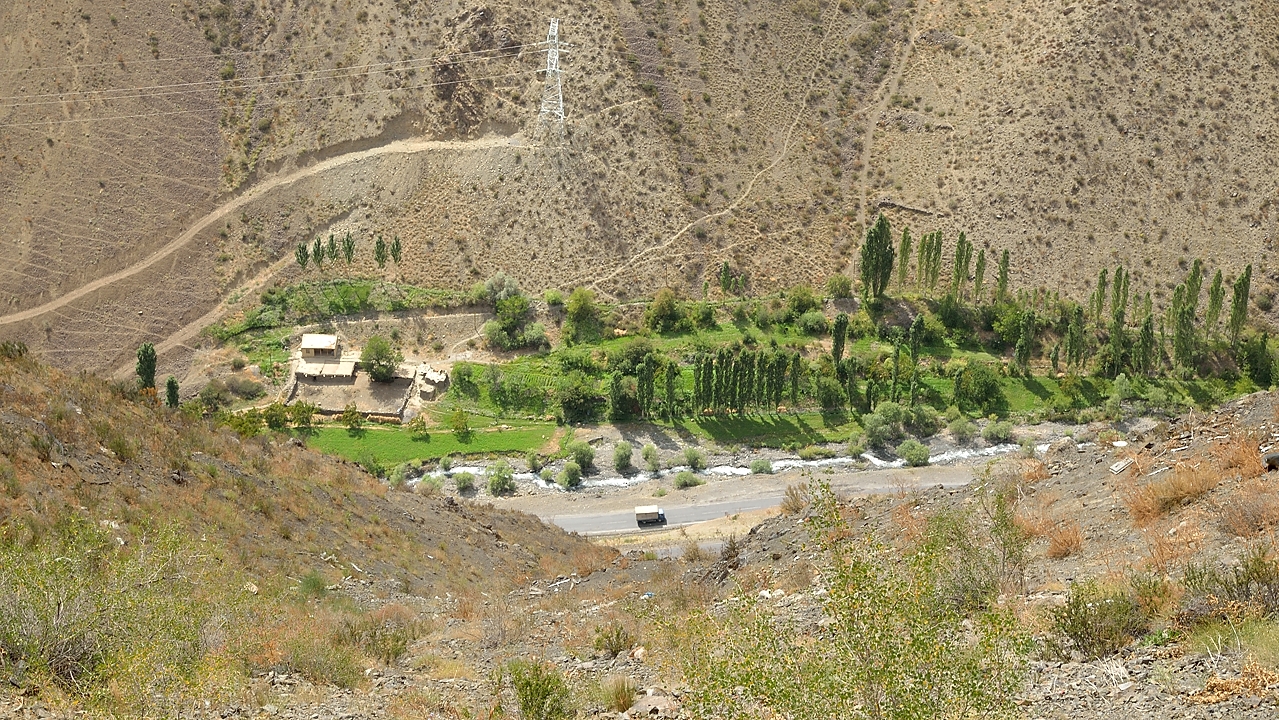 Tadjikistan-J14-2012-08-04-021-ShakriZarafshan.jpg - Here one can see how incredibly steep the slopes are (the house down there is visible on the google map)