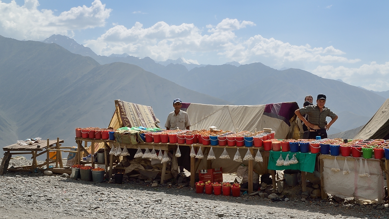 Tadjikistan-J14-2012-08-04-023-ShakriZarafshan.jpg - Then in the last hairpin bend before the green valley, a small fruit market, again not useful for us, everything is sold per bucket (also this place is easily found on the google map)
