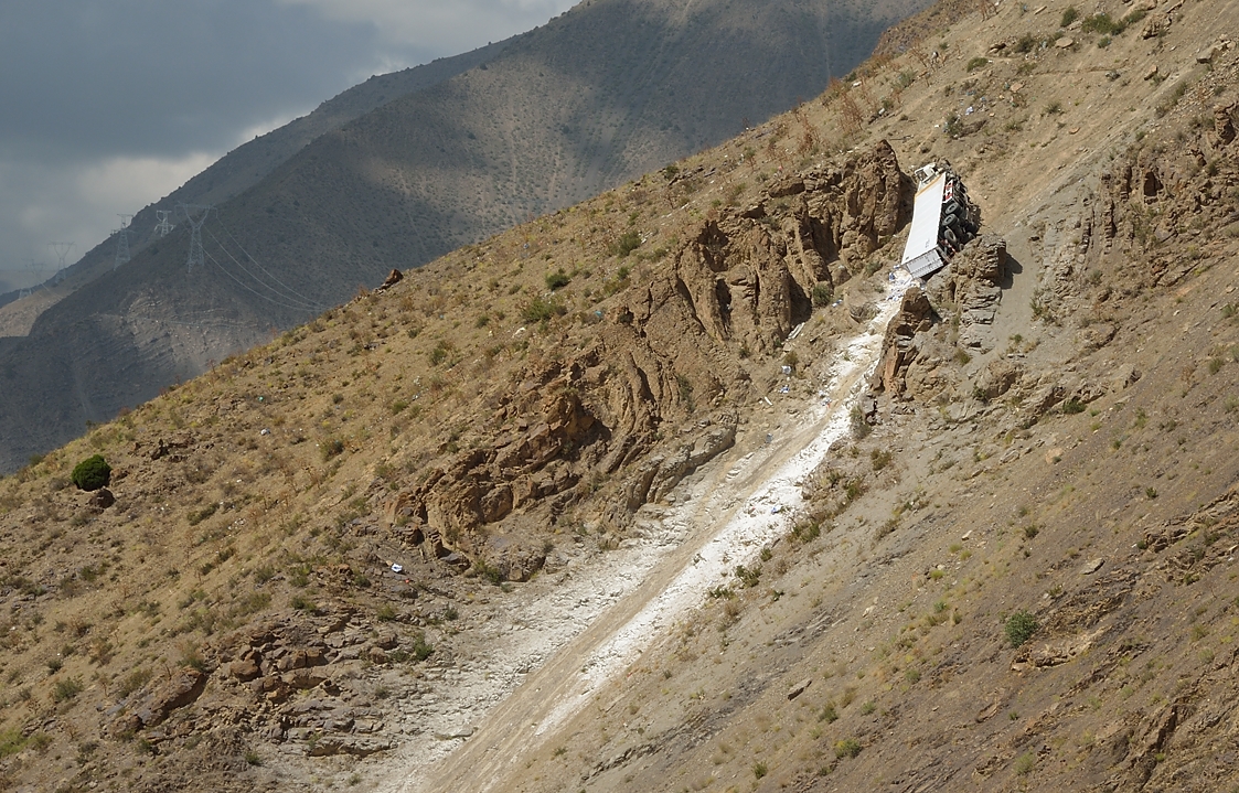 Tadjikistan-J14-2012-08-04-024-ShakriZarafshan.jpg - There are several of them along the road -- not so nice