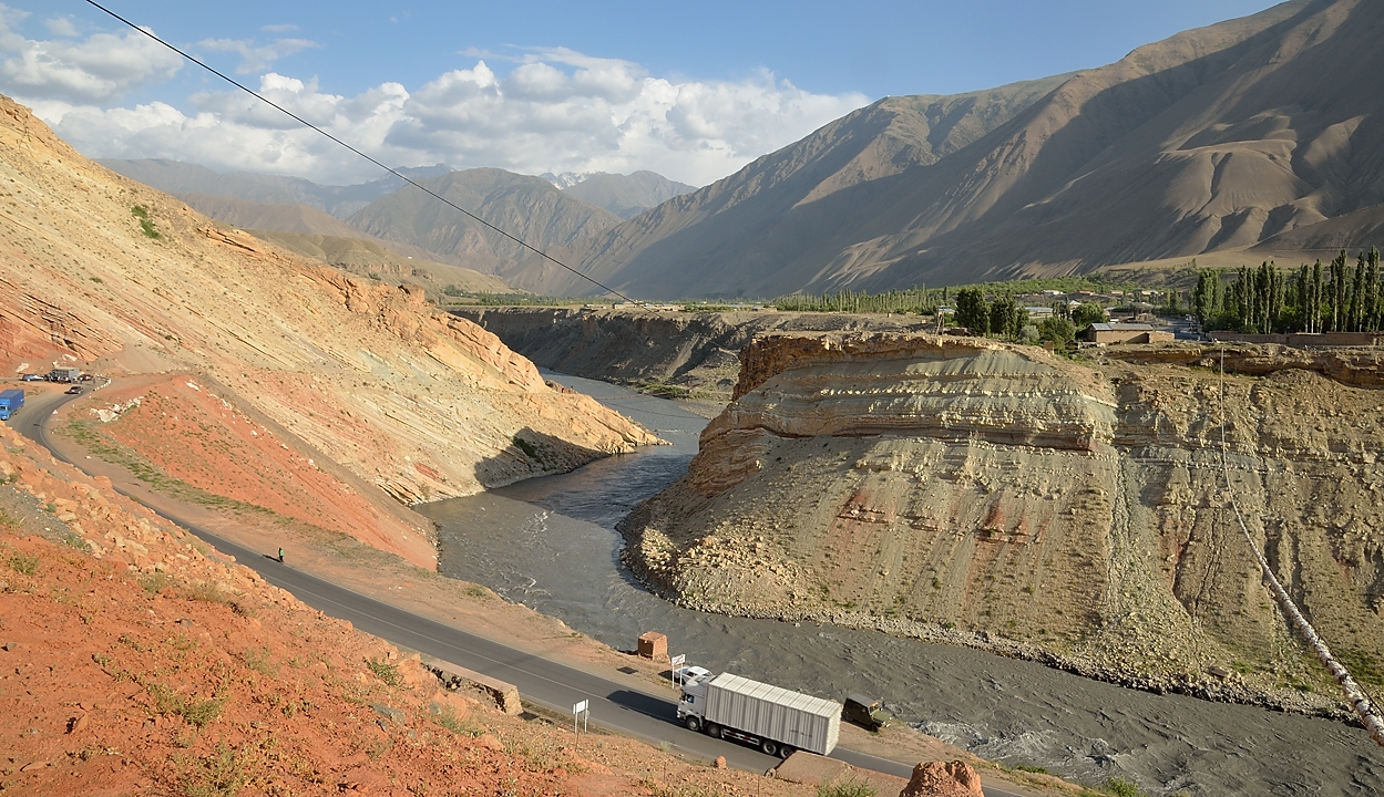 Tadjikistan-J14-2012-08-04-025-ShakriZarafshan.jpg - The end of the descent at the Zaravshon river ...