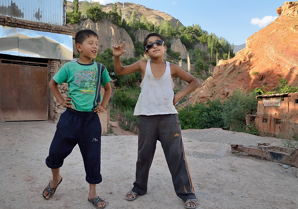 Tadjikistan-J14-2012-08-04-030-ShakriZarafshan.jpg - Our first encounter in Kishkat: they want to be on the photo ... with my sunglasses