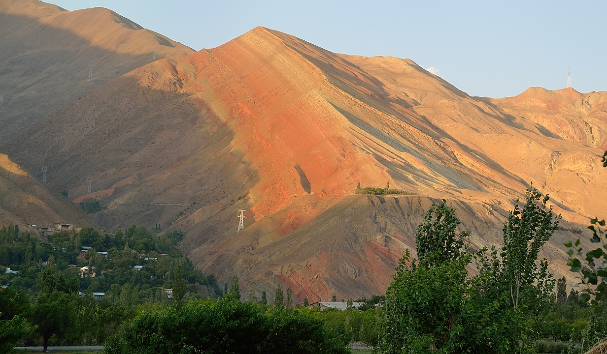 Tadjikistan-J14-2012-08-04-038-ShakriZarafshan.jpg - We camp just outside Kishkat: view back  on the valley with the road from the pass and the wonderful red walls