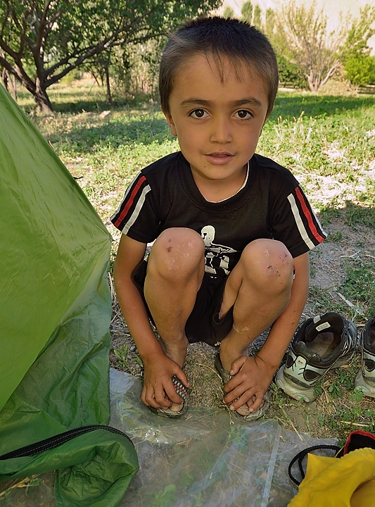 Tadjikistan-J15-2012-08-05-002-ZarafshanOrmetan.jpg - Next morning, our host family: first arrives one of the grandsons, very keen to help us ...
