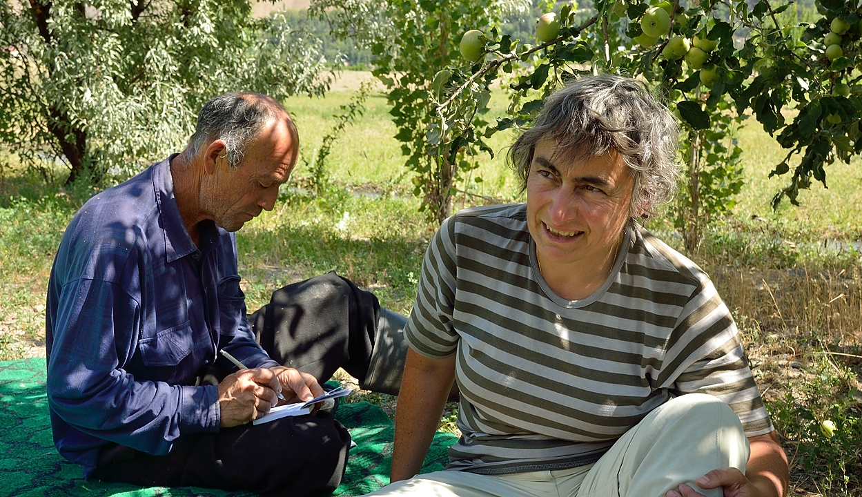 Tadjikistan-J15-2012-08-05-012-ZarafshanOrmetan.jpg - Then arrives the grandfather, first for collecting apples, then he brings a blanket ... for our comfort, and to chat a bit ...