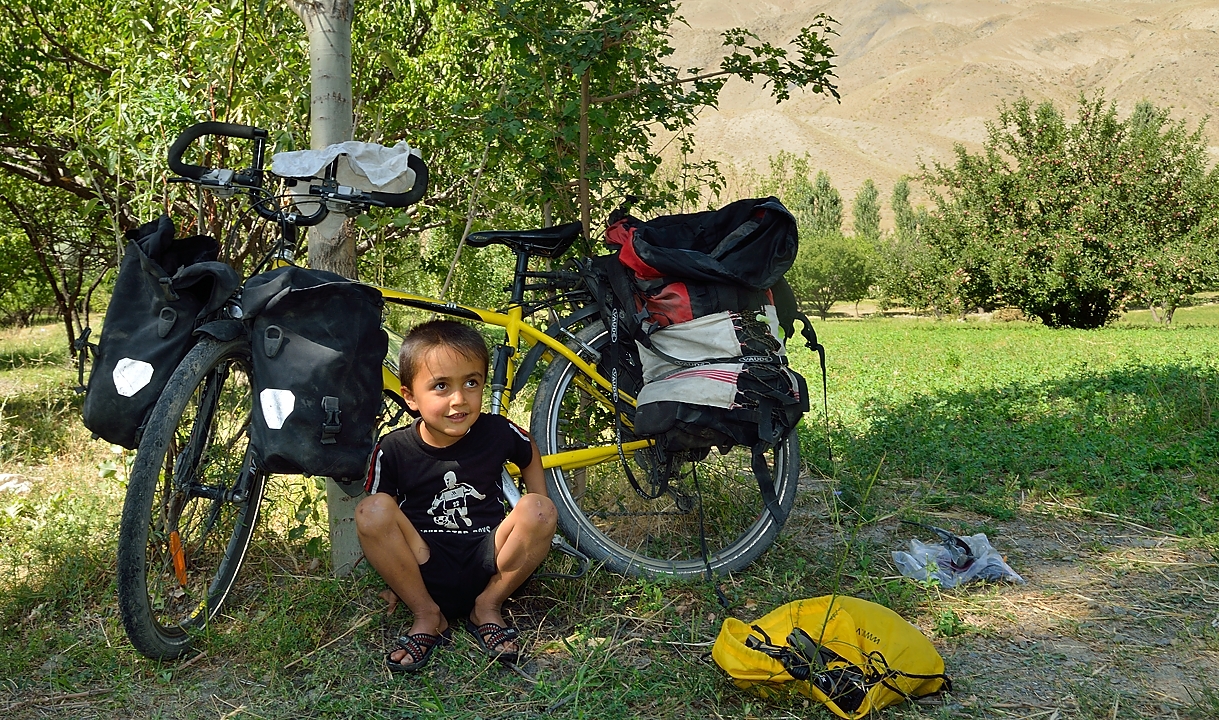 Tadjikistan-J15-2012-08-05-015-ZarafshanOrmetan.jpg -  ... he would like to ride the bike, but of course that's a bit difficult for him