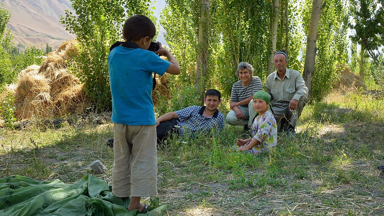 Tadjikistan-J15-2012-08-05-017-ZarafshanOrmetan.jpg -  The elder grandson likes our cameras and takes plenty of photos ...