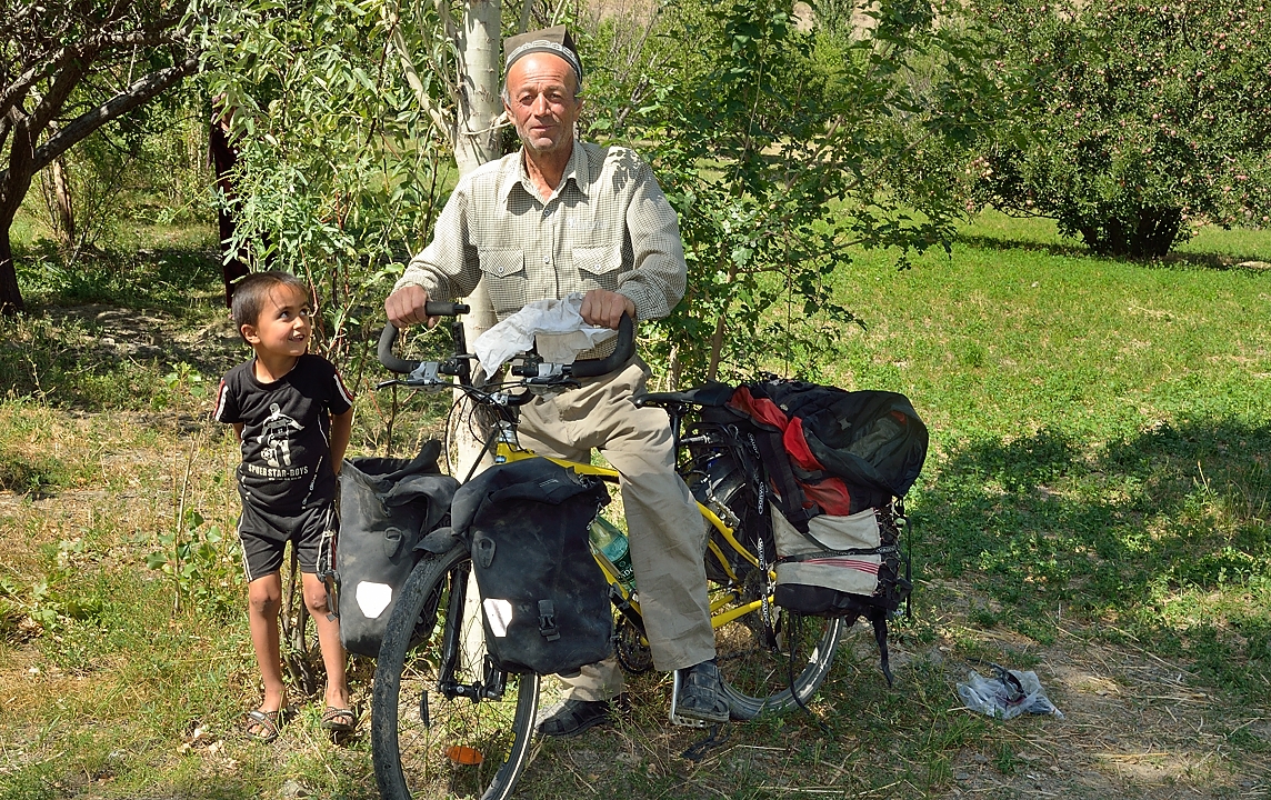 Tadjikistan-J15-2012-08-05-022-ZarafshanOrmetan.jpg - ... also the grandfather likes the bikes
