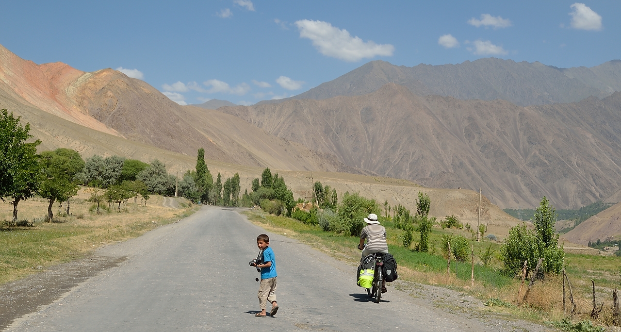 Tadjikistan-J15-2012-08-05-026-ZarafshanOrmetan.jpg - The grandson would have agreed to come with us as a photographer