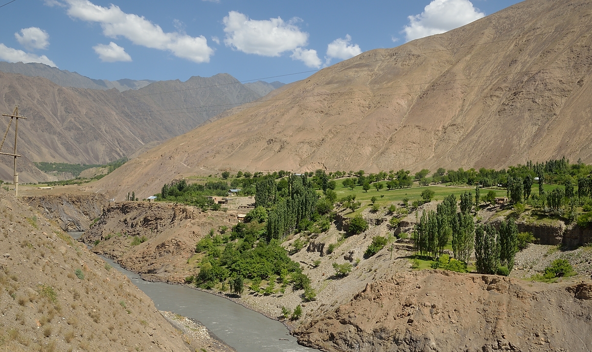 Tadjikistan-J15-2012-08-05-029-ZarafshanOrmetan.jpg - All day we follow the Zaravshon river