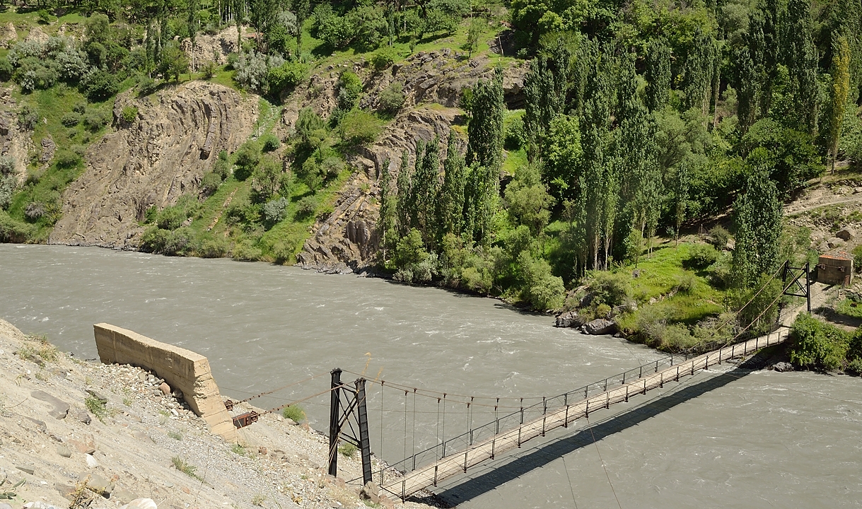 Tadjikistan-J15-2012-08-05-031-ZarafshanOrmetan.jpg -  ... we cross the Zaravshon river twice ... but the GPS proves that we don't cross this one but the one a km further down