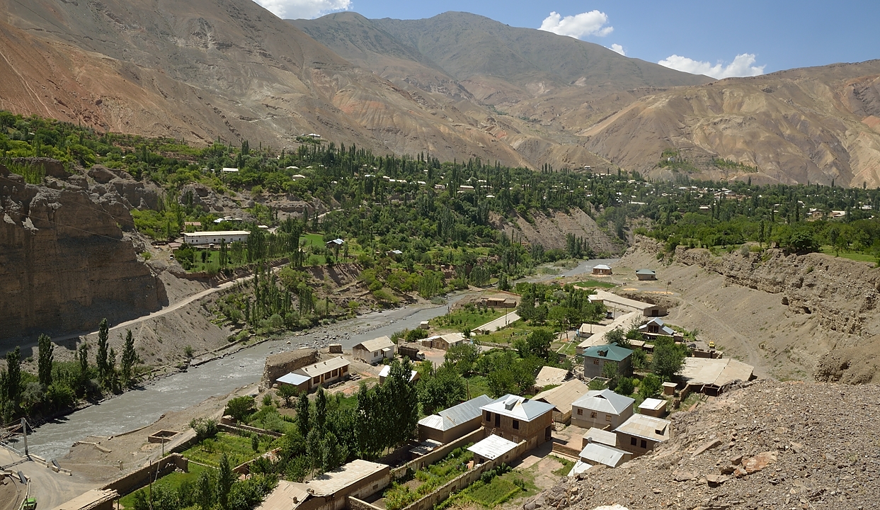 Tadjikistan-J15-2012-08-05-035-ZarafshanOrmetan.jpg -  ... and there are several villages  ...
