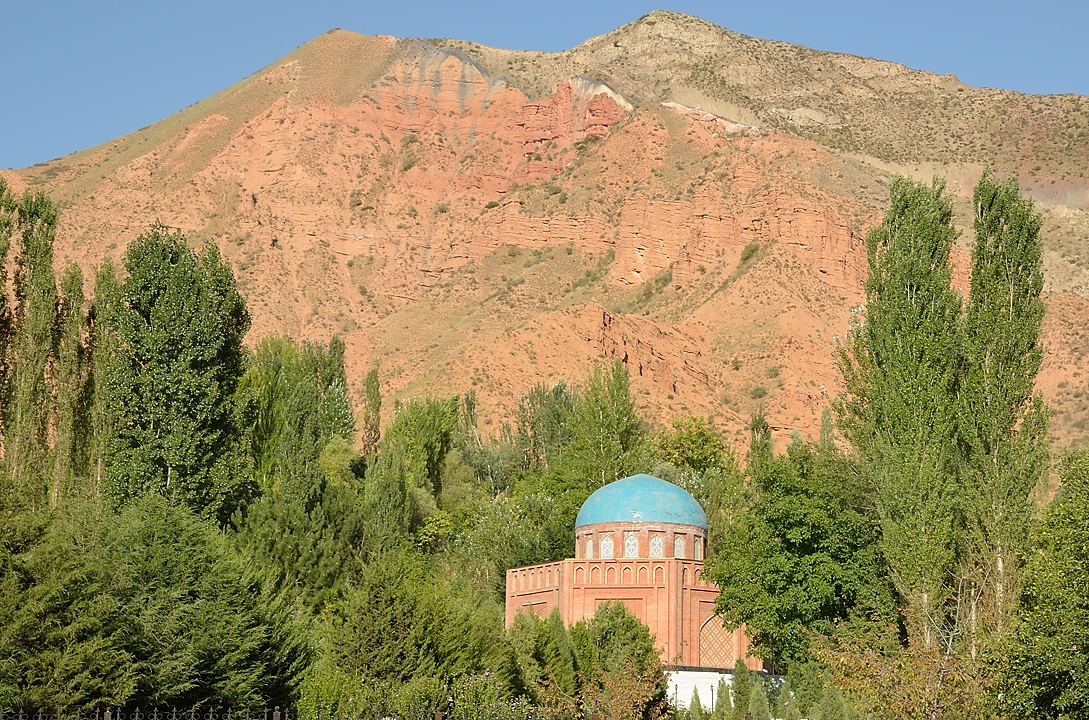 Tadjikistan-J16-2012-08-06-009-OrmetanArtouch.jpg - The Rudaki Mausoleum in Pandjrudak --- it's late and we plan a visit on our way back ... except that we change our plans and never come back