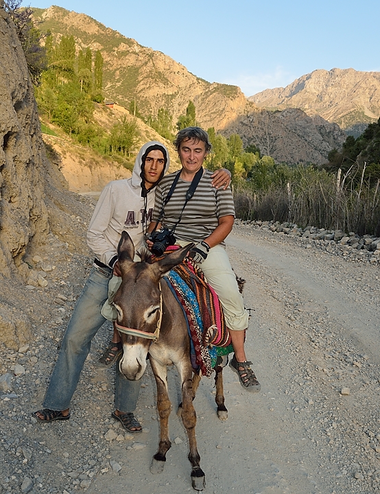 Tadjikistan-J16-2012-08-06-012-OrmetanArtouch.jpg - This guy proposes us the services of his mule, not very useful for us --- and then he asks us (In fact Monique) to at least have a try 