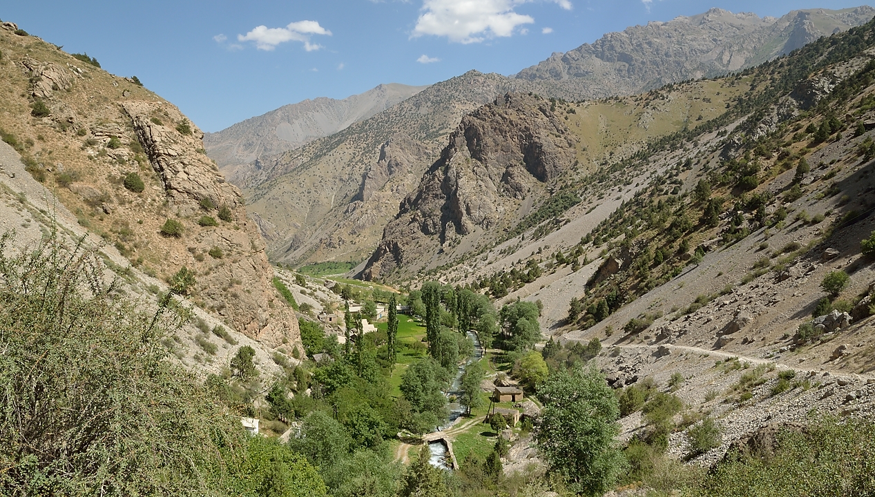 Tadjikistan-J17-2012-08-07-002-ArtouchKalikalon.jpg - From Artouch, we climb on a gravel road --- here looking back on a trout farm
